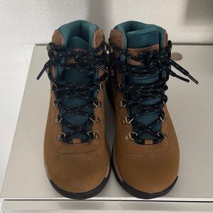 Columbia Tan Hiking Boots with Teal Highlights